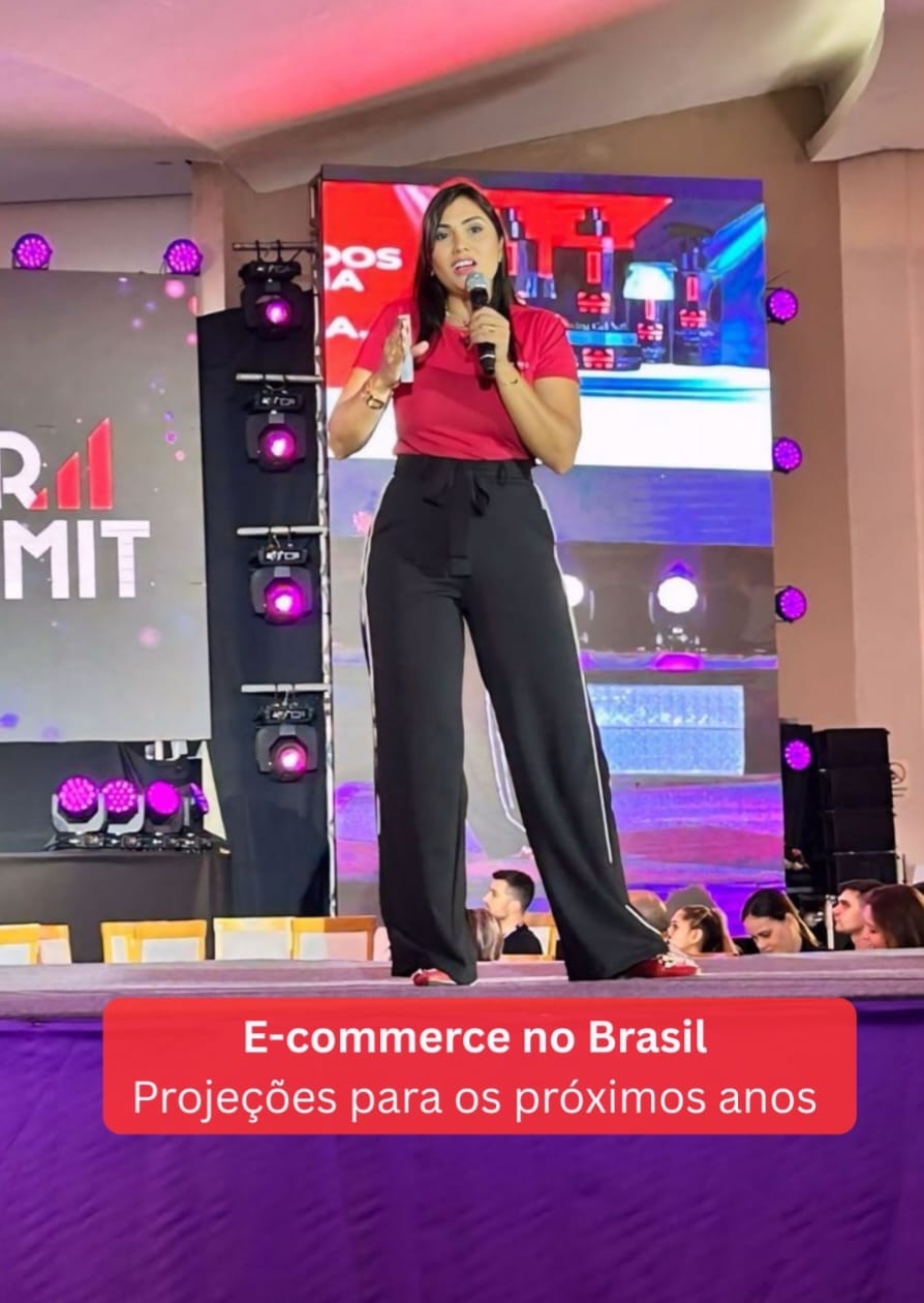 Cristiane Garcias palestrando sobre e-commerce no Brasil no palco do Serra Summit